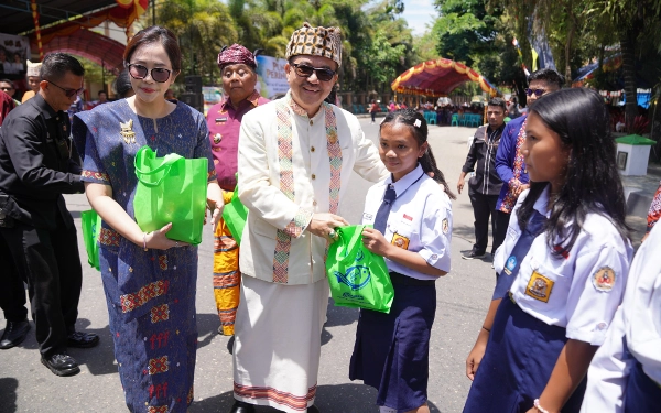 Thumbnail Berita - Dorong Peningkatan Konsumsi Ikan, Sekdaprov Sulsel Serahkan Paket Bantuan