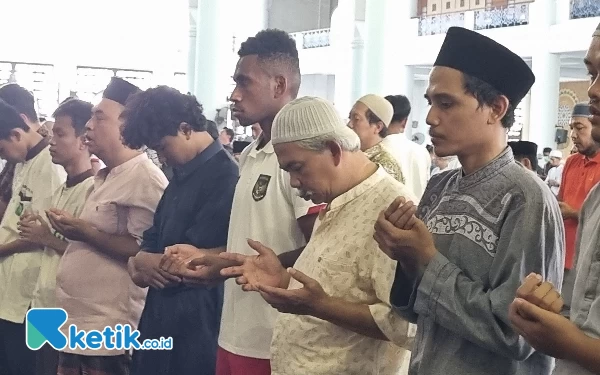 Momen Rombongan Pemain Timnas Indonesia U-17 Salat Jumat di Masjid Al-Akbar Surabaya