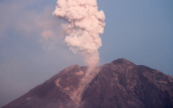 Thumbnail Berita - Status Gunung Semeru Turun dari Awas Jadi Siaga 