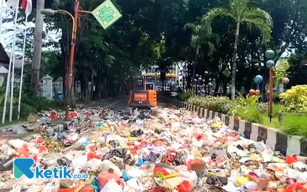 Demonstran Ecer-Ecer Sampah di Pendopo Bupati, DLHK Sidoarjo: Kan Biaya Angkut Sudah Tinggal 30 Persen