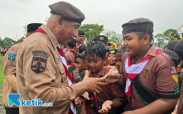 Thumbnail Diguyur Hujan Deras, Ketua Kwarda Jatim Spontan Turun Lapangan Sapa Peserta Upacara Pramuka di Kota Mojokerto