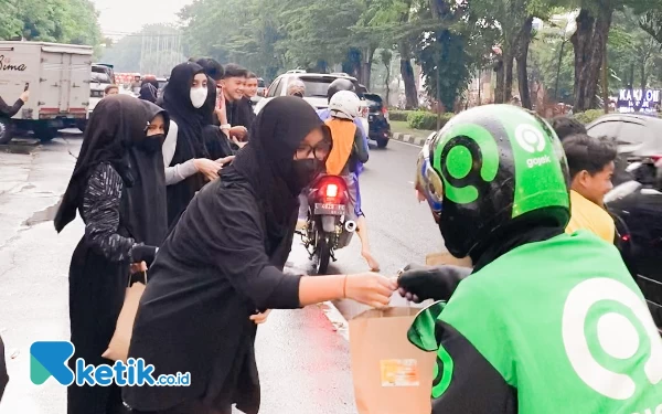 Thumbnail Ajarkan Empati Siswa, Al-Azhar Kelapa Gading Surabaya Bagikan Takjil