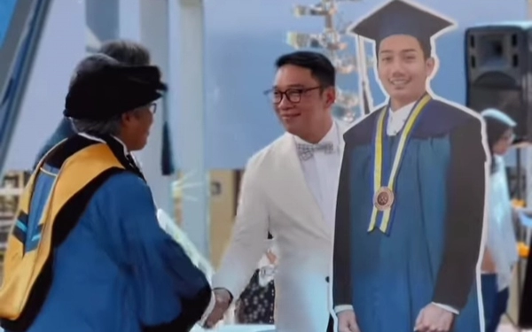 Thumbnail Ridwan Kamil: "Saya Bangga A Eril Mendapat Kemuliaan Gelar Sarjana ITB"