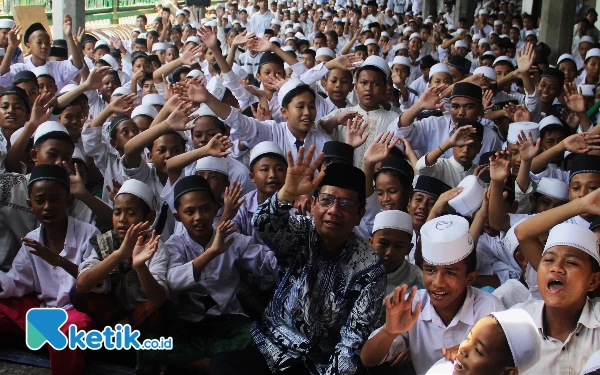 Thumbnail Berita - Sambangi Ponpes Al Khoziny Sidoarjo, Ini Pesan Mahfud MD kepada Ribuan Santri