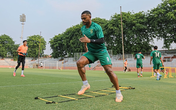 Thumbnail Lini Depan Persebaya Kurang Tajam, Gombau: Tak Peduli Siapa yang Cetak Gol, Terpenting Menang