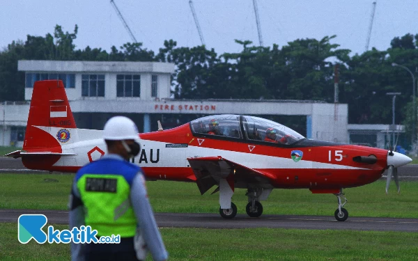 Thumbnail Pesawat Jupiter Aerobatic Team saat mendarat di Pangkalan Udara TNI AU (Lanud) Sri Mulyono Herlambang, Palembang, Sumatra Selatan, Senin (4/3/2024). Selain Pesawat Jupiter Aerobatic Team, hadir juga pesawat C-130 Hercules long body, dan satu pesawat Hercules short body. (Foto: Wahyu Rahmanto/Ketik.co.id)