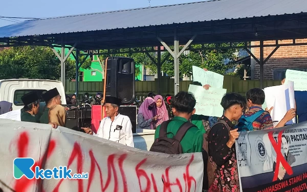 Thumbnail Tuntut Penolakan Politik Dinasti, Mahasiswa Geruduk Kampus STAINU Pacitan