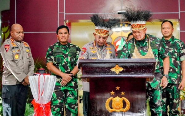 Thumbnail Panglima TNI-Tiga Kepala Staf Temani Kapolri Resmikan Polda Papua Baru