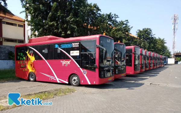 Thumbnail Lima Bulan Bus Listrik G-20 Parkir di Pul DAMRI Surabaya