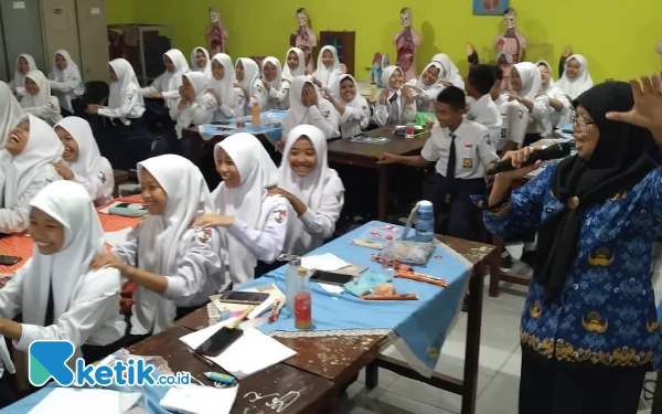 Thumbnail Peringati Bulan Bahasa, Siswa SMPN 2 Balongbendo Gali Ilmu Literasi Digital dan Jurnalistik Digital