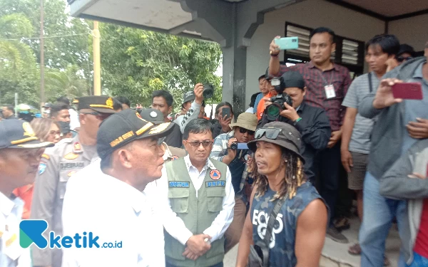 Thumbnail Berita - Pantau Arus Mudik di Pelabuhan Jangkar Situbondo, Menko PMK Mujadjir Effendy Disambut Protes Pemudik