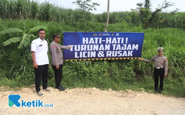 Thumbnail Berita - Jalan Menuju Pantai Malang Selatan Rusak Parah, Polisi Pasang Papan Imbauan