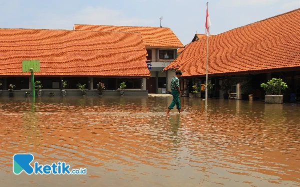 Thumbnail Bertahun-tahun Banjir Landa SMPN 2 Tanggulangin, Kepala Dinas Pendidikan Sidoarjo Pastikan Dua Solusi