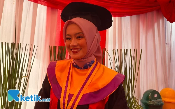 Thumbnail Berita - Hampir DO, Pramugari Citilink Berhasil Lulus Wisuda di Untag Surabaya