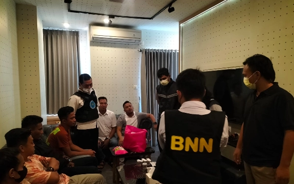 Thumbnail BNNK Surabaya Rehabilitasi 10 Orang Pesta Narkoba di Kamar Hotel