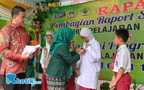 Thumbnail Empat Dosen Unusa Berikan Peralatan Kesehatan ke UPT SDN 145 Gresik