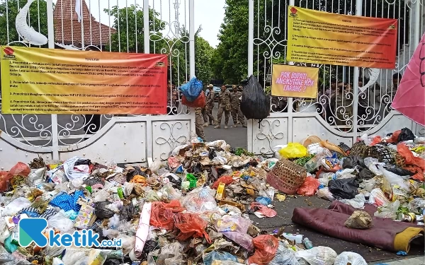 Thumbnail Berita - Soal Demonstrasi Ecer-Ecer Sampah di Pendapa Bupati Sidoarjo, DLHK: Kami Tidak Ingin Merugikan Siapa pun