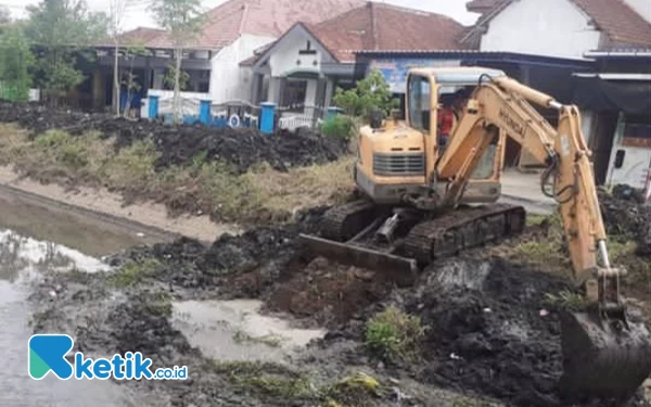 Thumbnail Berita - Sering Banjir, Sungai Molek di Kabupaten Malang Dikeruk dengan Alat Berat