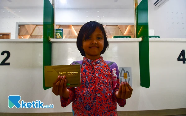 Thumbnail Selain itu, saldo tabungan bisa ditransfer ke sesama pemilik tabungan emas melalui outlet Pegadaian, mulai dari kantor pusat, kantor wilayah, kantor cabang, maupun kantor Unit Pelayanan Cabang (UPC). (Foto: Achmad Fazeri/Ketik.co.id)