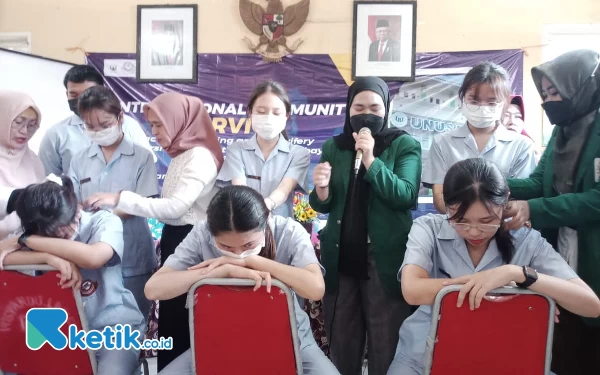 13 Mahasiswa Naresuan University Thailand Belajar Pijat Laktasi ke FKK Unusa