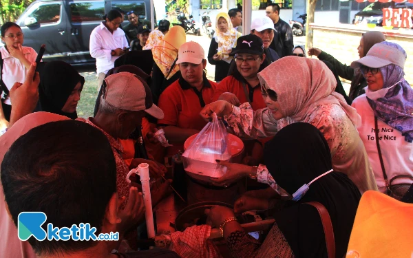 Ciloknya Diborong Mak Mimik Rp 500 Ribu, Mbah Imam Pulang dengan Bahagia