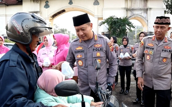 Thumbnail Hari Pertama Puasa Ramadan 1444 H, Polresta Bandung Bagikan Ribuan Takjil