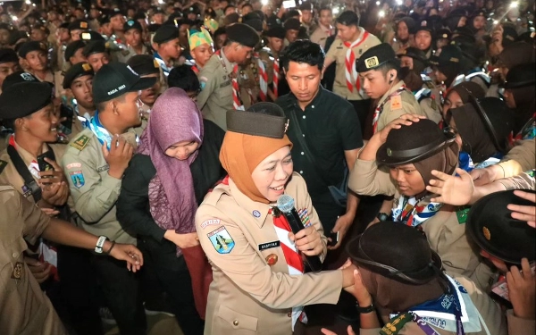 Thumbnail Berita - Pecah! 1.500 Peserta Raimuna Pramuka Se-Jatim Selawat Bersama Gubernur Khofifah di Prigi