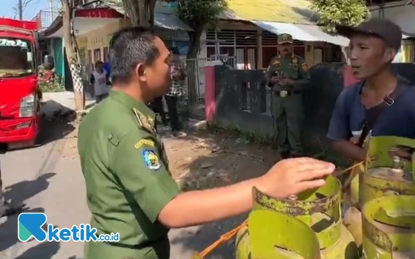 Thumbnail Berita - Mulai Langka, Bupati Lumajang Pantau Distribusi Gas  3 KG