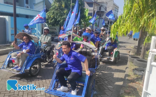 Thumbnail Naik Becak, 120 Bacaleg Partai Demokrat Daftar ke KPU Jatim