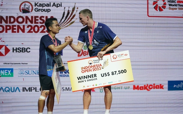 Thumbnail Berita - Ginting Ditaklukkan Axelsen, Tuan Rumah Tanpa Gelar Lagi di Indonesia Open