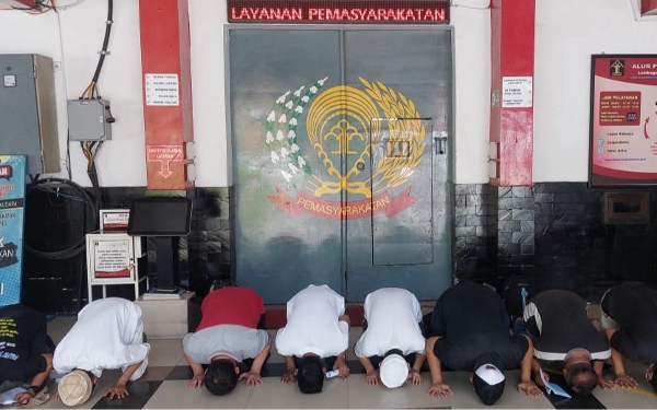 Thumbnail Berita - Keluar Lapas Langsung Sujud Syukur, Delapan Narapidana Lapas Kelas IIA Sidoarjo Bebas Bersyarat