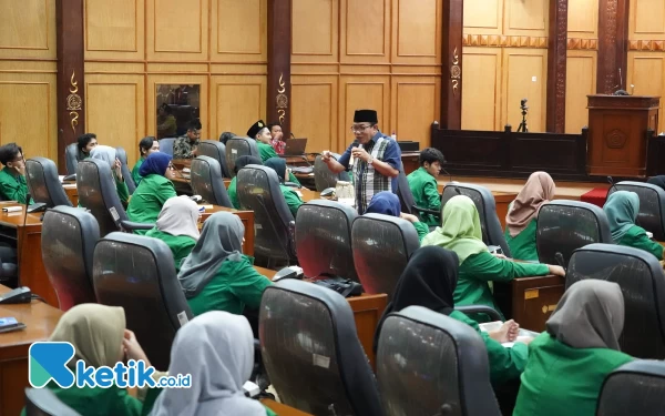 Thumbnail Berita - Ketua DPRD Sidoarjo H Usman dan Mahasiswa Unusida Sharing Kunci Sukses di Rumah Rakyat