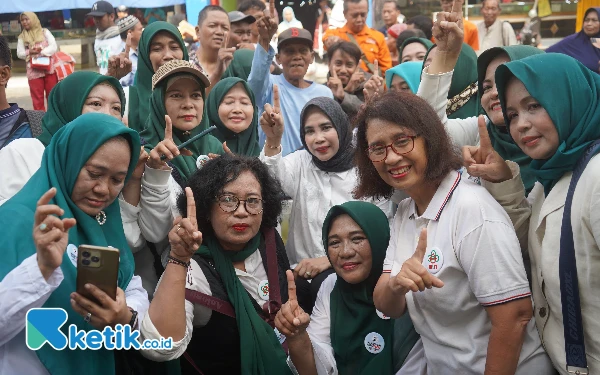 Thumbnail Cawabup Sidoarjo Mimik Idayana Dampingi Cawagub Jatim Emil Dardak di Pasar Larangan Sidoarjo