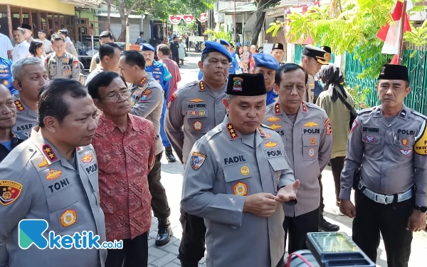 Thumbnail Kabaharkam Polri Tinjau Langsung Program Polisi RW Surabaya