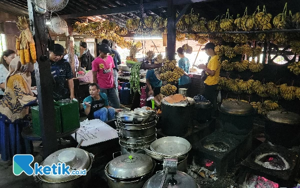 Thumbnail Warung Kopi Klotok Kaliurang Jogja yang lagi hits, suasana di dalam pawon Kopi Klotok