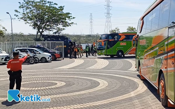 Thumbnail Menuju GBT, Bus Arema FC Dapat Pengawalan Ketat Polisi