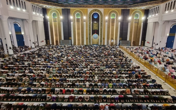 Thumbnail Tarawih Pertama, Masjid Al-Akbar Dipenuhi 15 Ribu Jemaah