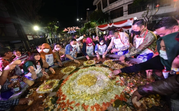 Thumbnail Tiga Cobek Raksasa Bakal Meriahkan Festival Rujak Uleg 