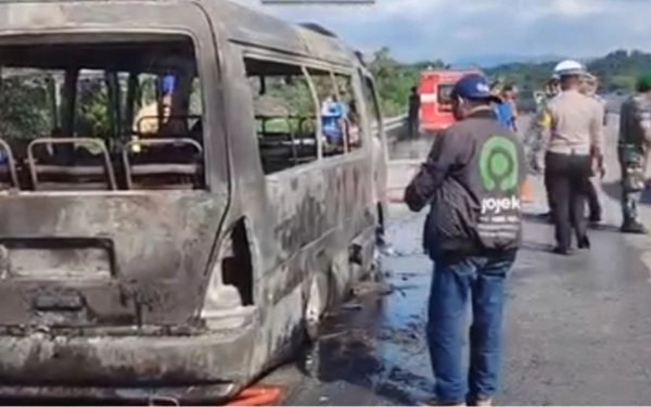 Thumbnail Mesin Overheat, Minibus Elf Terbakar di Jalan Tol Pandaan-Malang