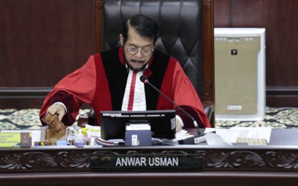 Thumbnail Berita - Lakukan Pelanggaran Etik Berat, Anwar Usman 'Hanya' Dicopot dari Ketua MK, Mengapa ?