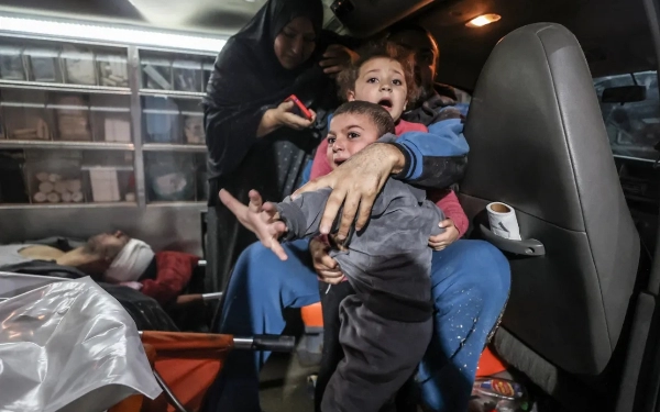 Thumbnail Dua anak Palestina mendapat perawatan medis di Al-Aqsa Martyrs Hospital (4/12/2023). (Foto: Ali Jadallah/Anadolu/Aljazeera.com)