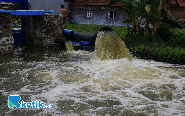 Bupati Gus Muhdlor Bantu Korban dan Atasi  Banjir akibat Subsidence di Kedungbanteng, Tanggulangin