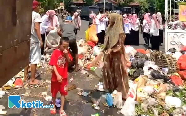 Thumbnail Depan Pendopo Bupati Sidoarjo Dihujani Sampah, Ning Sasha dan Emak-Emak Turun Tangan Membersihkan