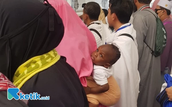 Thumbnail Sang anak tampak nyaman di pelukan sang ibu. (Foto: Muhsin Budiono/Ketik.co.id)