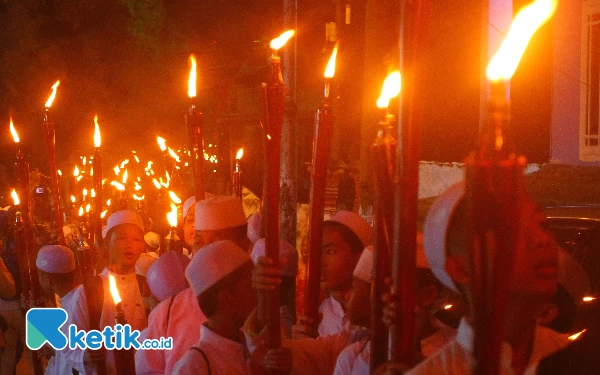 Thumbnail Ratusan santri Majelis Taklim An Nur Palembang asuhan Ustadz Kgs HM Nurdin Mansur melakukan pawai obor menyambut datangnya bulan yang baik bagi umat Islam yakni Ramadan 1445 H, Sabtu (9/3/2024). Ratusan peserta dan warga Palembang melakukan pawai obor mulai berjalan kaki mengelilingi kawasan Kecamatan Seberang Ulu 1 Palembang, Sumatera Selatan. (Foto: Wahyu Rahmanto/Ketik.co.id)