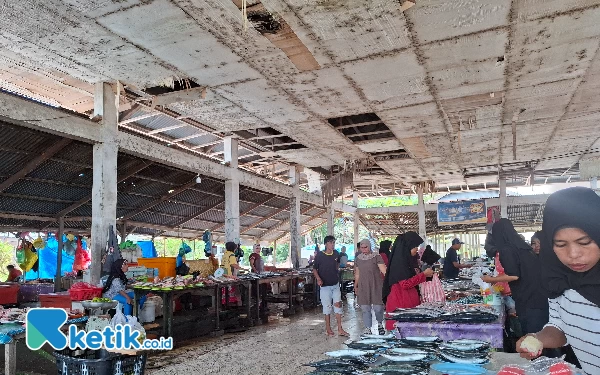 Thumbnail Pasar Labuha Halmahera Selatan dengan segala keterbatasannya. Area tengah pasar tempat para pedagang ikan berjualan, mempunyai lantai yang sangat licin, sehingga membuat para pembeli harus berhati-hati bila hendak datang membeli ikan, Jumat (3/5/2024). (Foto: Mursal Bahtiar/Ketik.co.id)