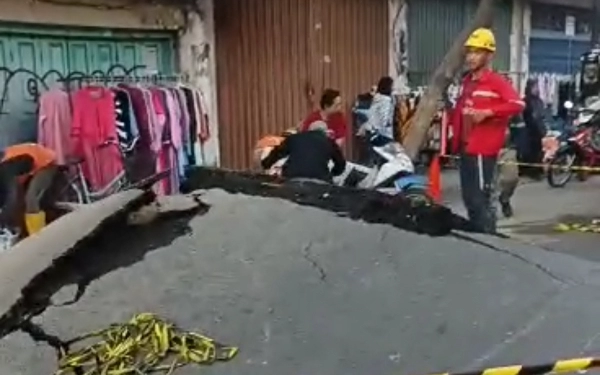 Thumbnail Berita - Viral Jalan Aspal Mengembang Seperti Gunung, PDAM Surabaya Beri Penjelasan