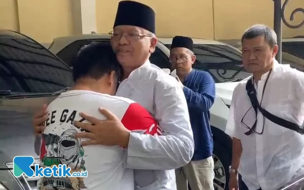 Thumbnail Bebas Bersyarat, Mantan Bupati Malang Rendra Kresna Peluk Anaknya