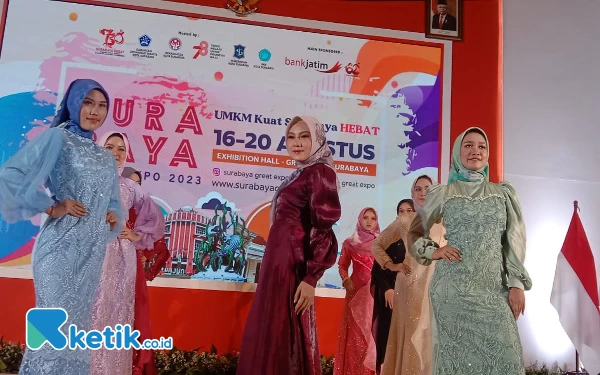 Thumbnail Citra Octavia Pamer Jilbab Motif Nusantara di Surabaya Great Expo 2023