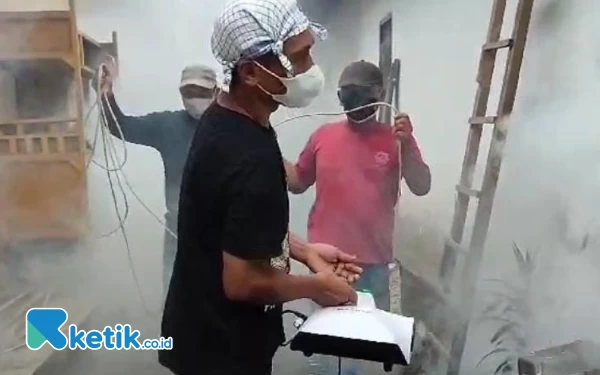 Thumbnail DBD Merebak, Relawan Pemuda Desa Pringu di Malang Lakukan Fogging Mandiri